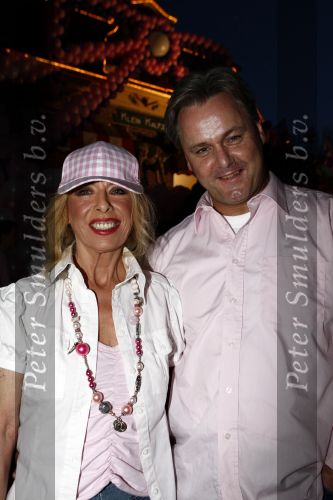 Amsterdam 27 april 2009
Feestje van Gerard Joling voor zijn 49e verjaardag bij cafe het Kalfje. Bonnie st Claire met man Arne
Peter Smulders bv