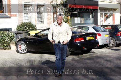 Amsterdam 16 februari 2008
Bram Moszkowicz in zijn Aston Martin db9 venquish S op de cornelis schuytstraat. Bram heeft zijn rijbewijs terug gekregen omdat hij in hoger beroep is gegaan.
De politie geeft hem een bekeuring voor verkeerd parkeren.
Peter Smulders bv