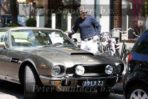 Amsterdam 24 mei 2008
Bram Moszkowicz goed afgevallen en met zijn old timer Aston Martin uit 1970.