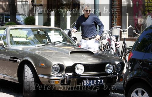Amsterdam 24 mei 2008
Bram Moszkowicz goed afgevallen en met zijn old timer Aston Martin uit 1970.