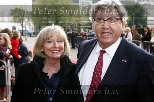 Utrecht 28 april 2009
Pieter v Vollenhoven viert zijn 70e verjaardag in het Beatrix theater in Utrecht. Bram Peeper Peper met zijn vriendin
Peter Smulders bv