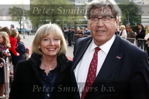 Utrecht 28 april 2009
Pieter v Vollenhoven viert zijn 70e verjaardag in het Beatrix theater in Utrecht. Bram Peeper Peper met zijn vriendin
Peter Smulders bv
