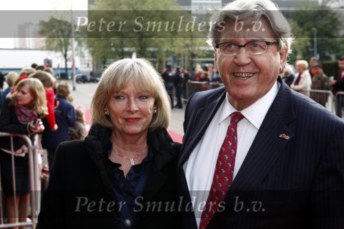 Utrecht 28 april 2009
Pieter v Vollenhoven viert zijn 70e verjaardag in het Beatrix theater in Utrecht. Bram Peeper Peper met zijn vriendin
Peter Smulders bv