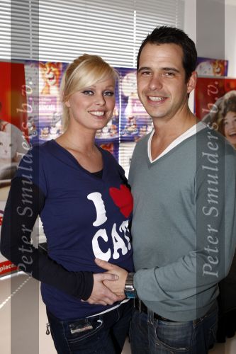 Amsterdam 9 april 2008
Een zwangere Bridget Maasland presenteert dutchy kitten. Haar vriend Pepijn en ouders zijn er natuurlijk bij aanwezig.