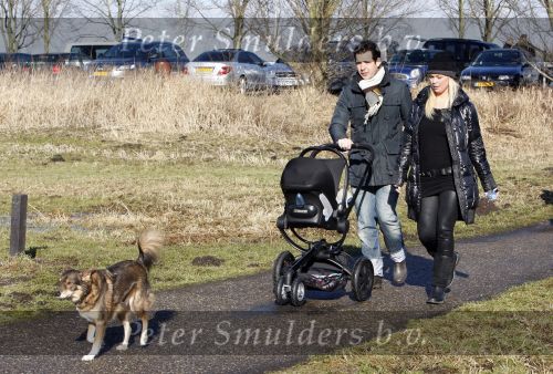 Diemen 14 februari 2009
Bridget Maasland vriend Pepijn zoon Mees en hond doen mee met tocht voor het goede doel ivm honden in het Diemer Bos.
Peter Smulders bv