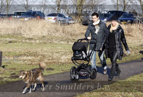 Diemen 14 februari 2009
Bridget Maasland vriend Pepijn zoon Mees en hond doen mee met tocht voor het goede doel ivm honden in het Diemer Bos.
Peter Smulders bv