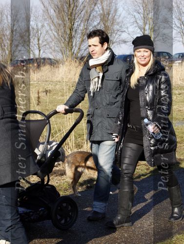 Diemen 14 februari 2009
Bridget Maasland vriend Pepijn zoon Mees en hond doen mee met tocht voor het goede doel ivm honden in het Diemer Bos.
Peter Smulders bv