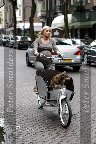Amsterdam 20 augustus 2008
Bridget Maasland met bakfiets en hond.