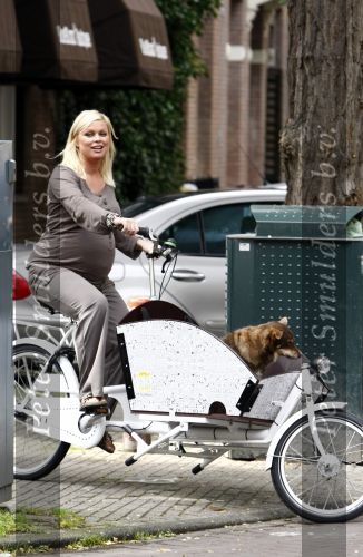 Amsterdam 20 augustus 2008
Bridget Maasland met bakfiets en hond.