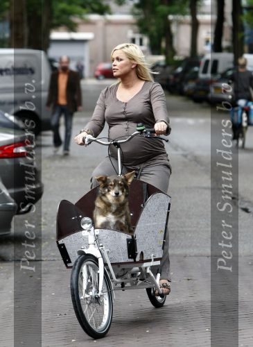 Amsterdam 20 augustus 2008
Bridget Maasland met bakfiets en hond.