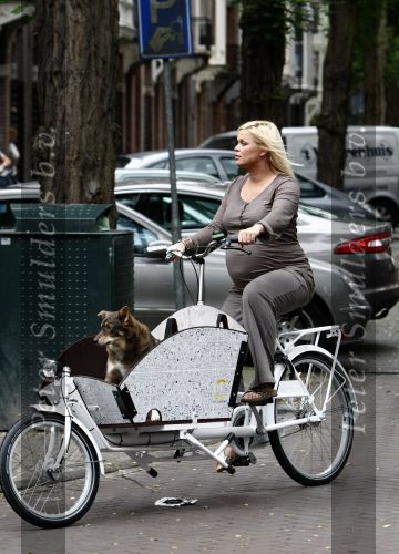 Amsterdam 20 augustus 2008
Bridget Maasland met bakfiets en hond.