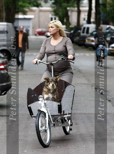 Amsterdam 20 augustus 2008
Bridget Maasland met bakfiets en hond.