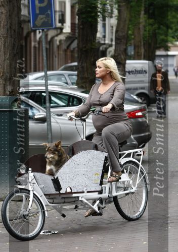 Amsterdam 20 augustus 2008
Bridget Maasland met bakfiets en hond.
