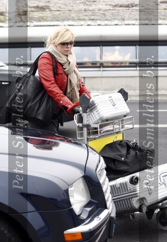 Schiphol 28 januari 2009
Bridget Maasland wordt door haar vriend Pepijn en zoontje Mees weg gebracht naar schiphol omdat ze voor 10 dagen naar Los Angeles moet.
Peter Smulders bv