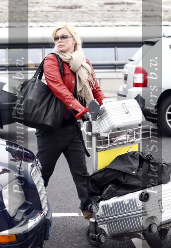 Schiphol 28 januari 2009
Bridget Maasland wordt door haar vriend Pepijn en zoontje Mees weg gebracht naar schiphol omdat ze voor 10 dagen naar Los Angeles moet.
Peter Smulders bv