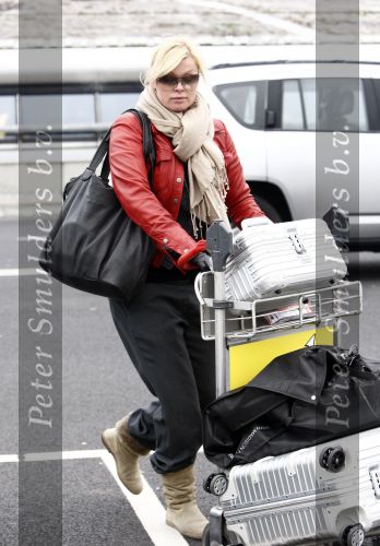 Schiphol 28 januari 2009
Bridget Maasland wordt door haar vriend Pepijn en zoontje Mees weg gebracht naar schiphol omdat ze voor 10 dagen naar Los Angeles moet.
Peter Smulders bv