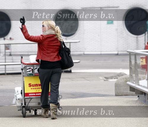 Schiphol 28 januari 2009
Bridget Maasland wordt door haar vriend Pepijn en zoontje Mees weg gebracht naar schiphol omdat ze voor 10 dagen naar Los Angeles moet.
Peter Smulders bv