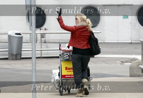Schiphol 28 januari 2009
Bridget Maasland wordt door haar vriend Pepijn en zoontje Mees weg gebracht naar schiphol omdat ze voor 10 dagen naar Los Angeles moet.
Peter Smulders bv