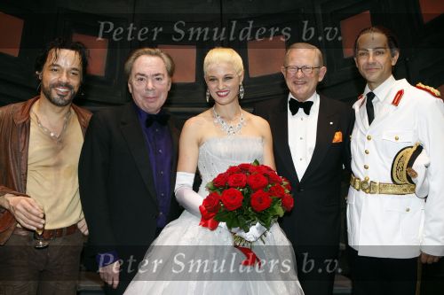 Rotterdam 16 december 2007
Premiere Evita in het nieuwe Luxor met oa Stanley Burleson Brigitte Heitzer en Roberto de GRoot. Andrew Lloyd Webber en Pieter v Vollenhoven zijn daarbij aanwezig.