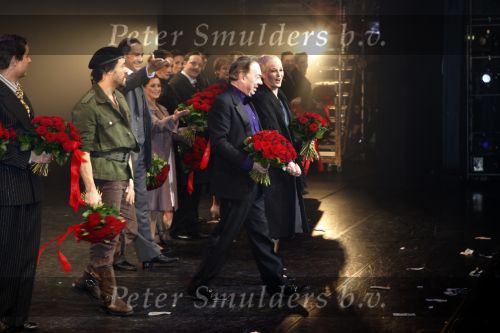 Rotterdam 16 december 2007
Premiere Evita in het nieuwe Luxor met oa Stanley Burleson Brigitte Heitzer en Roberto de GRoot. Andrew Lloyd Webber en Pieter v Vollenhoven zijn daarbij aanwezig.