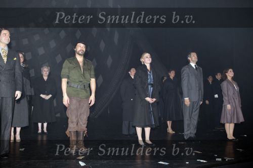 Rotterdam 16 december 2007
Premiere Evita in het nieuwe Luxor met oa Stanley Burleson Brigitte Heitzer en Roberto de GRoot. Andrew Lloyd Webber en Pieter v Vollenhoven zijn daarbij aanwezig.