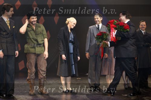 Rotterdam 16 december 2007
Premiere Evita in het nieuwe Luxor met oa Stanley Burleson Brigitte Heitzer en Roberto de GRoot. Andrew Lloyd Webber en Pieter v Vollenhoven zijn daarbij aanwezig.