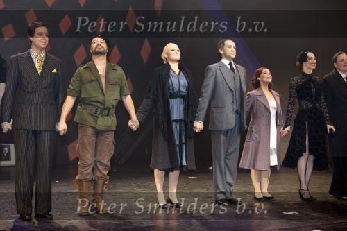 Rotterdam 16 december 2007
Premiere Evita in het nieuwe Luxor met oa Stanley Burleson Brigitte Heitzer en Roberto de GRoot. Andrew Lloyd Webber en Pieter v Vollenhoven zijn daarbij aanwezig.