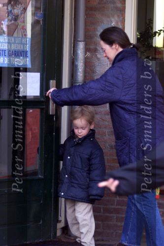 Hoog Keppel 23 april 2001
Brigitte Klynstra brengt haar zoontje voor het eerstnaar school. 
Prins Carlos was er niet bij.