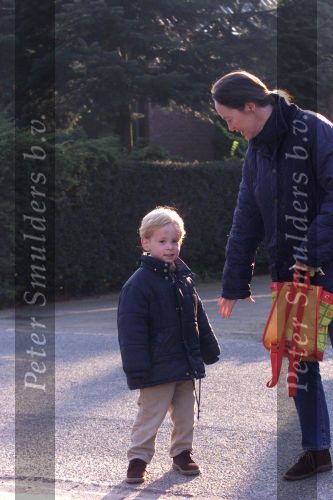 Hoog Keppel 23 april 2001
Brigitte Klynstra brengt haar zoontje voor het eerstnaar school. 
Prins Carlos was er niet bij.