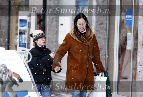 Lech 16 februari 2009
Brigitte Klynstra met haar zoon Carlos Hugo in Lech. Ze zitten er te gelijk met de koninklijke familie.
Peter Smulders bv