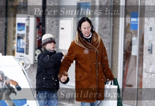 Lech 16 februari 2009
Brigitte Klynstra met haar zoon Carlos Hugo in Lech. Ze zitten er te gelijk met de koninklijke familie.
Peter Smulders bv