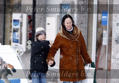 Lech 16 februari 2009
Brigitte Klynstra met haar zoon Carlos Hugo in Lech. Ze zitten er te gelijk met de koninklijke familie.
Peter Smulders bv