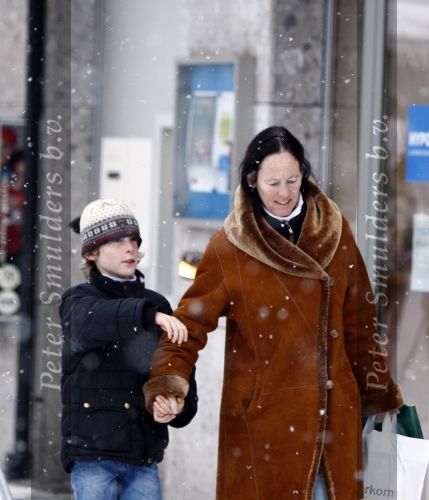 Lech 16 februari 2009
Brigitte Klynstra met haar zoon Carlos Hugo in Lech. Ze zitten er te gelijk met de koninklijke familie.
Peter Smulders bv