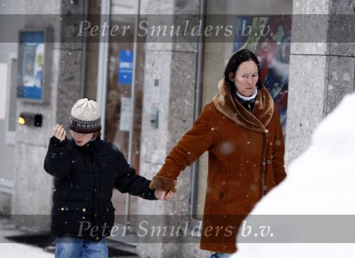 Lech 16 februari 2009
Brigitte Klynstra met haar zoon Carlos Hugo in Lech. Ze zitten er te gelijk met de koninklijke familie.
Peter Smulders bv