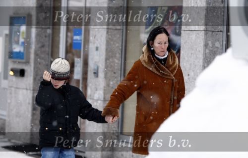 Lech 16 februari 2009
Brigitte Klynstra met haar zoon Carlos Hugo in Lech. Ze zitten er te gelijk met de koninklijke familie.
Peter Smulders bv