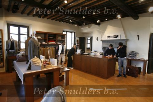 Solomeo (Perugia ) 14 November 2007
Exclusieve Dames & Heren Kledingfabrikant Brunello Cucinelli
Toonaangevend en vooral bekend om zijn schitterende Cashmere materialen