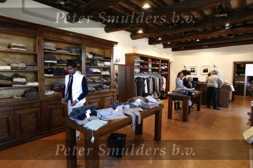Solomeo (Perugia Italie ) 14 november 2007
Exclusieve Dames & Heren Kledingfabrikant Brunello Cucinelli
Toonaangevend en vooral bekend om zijn schitterende Cashmere materialen