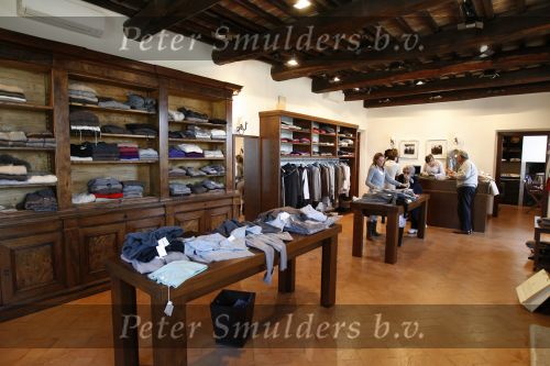 Solomeo (Perugia ) 14 November 2007
Exclusieve Dames & Heren Kledingfabrikant Brunello Cucinelli
Toonaangevend en vooral bekend om zijn schitterende Cashmere materialen