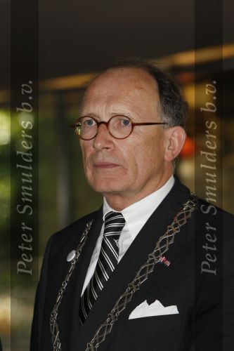 Apeldoorn, 8 Mei 2009
Speciale Herdenkingsdienst voor de slachtoffers van de ramp op Koninginnedag
Veel Politie, overal afzettingen met grote betonblokken.
Burgemeester Fred de Graaf van de Gemeente Apeldoorn
Foto Peter Smulders