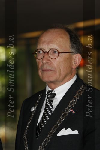 Apeldoorn, 8 Mei 2009
Speciale Herdenkingsdienst voor de slachtoffers van de ramp op Koninginnedag
Veel Politie, overal afzettingen met grote betonblokken.
Burgemeester Fred de Graaf van de Gemeente Apeldoorn
Foto Peter Smulders