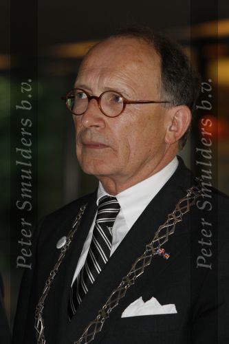 Apeldoorn, 8 Mei 2009
Speciale Herdenkingsdienst voor de slachtoffers van de ramp op Koninginnedag
Veel Politie, overal afzettingen met grote betonblokken.
Burgemeester Fred de Graaf van de Gemeente Apeldoorn
Foto Peter Smulders