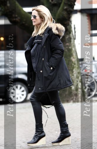 Amsterdam 14 januari 2009
Candy Dulfer met leren broek enhoge hakken aan het winkelen op de cornelis schuytstraat.
Peter Smulders bv