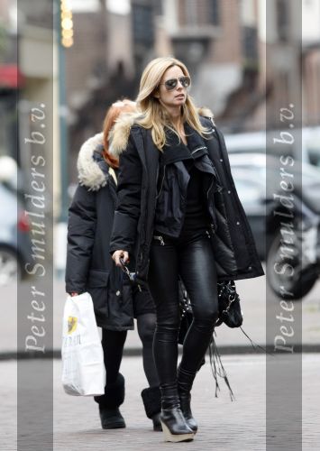 Amsterdam 14 januari 2009
Candy Dulfer met leren broek enhoge hakken aan het winkelen op de cornelis schuytstraat.
Peter Smulders bv