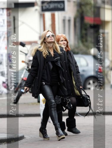 Amsterdam 14 januari 2009
Candy Dulfer met leren broek enhoge hakken aan het winkelen op de cornelis schuytstraat. Candy met moeder
Peter Smulders bv
