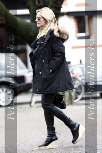 Amsterdam 14 januari 2009
Candy Dulfer met leren broek enhoge hakken aan het winkelen op de cornelis schuytstraat.
Peter Smulders bv