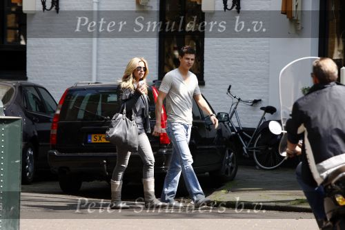 Amsterdam 14 mei 2009
Candy Dulfer met haar nieuwe vriend op de cornelis schuytstraat. ze gingen oa naar de apotheek.
Peter Smulders bv