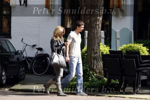Amsterdam 14 mei 2009
Candy Dulfer met haar nieuwe vriend op de cornelis schuytstraat. ze gingen oa naar de apotheek.
Peter Smulders bv