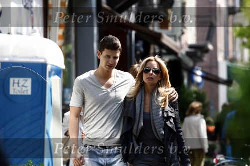 Amsterdam 14 mei 2009
Candy Dulfer met haar nieuwe vriend op de cornelis schuytstraat. ze gingen oa naar de apotheek.
Peter Smulders bv