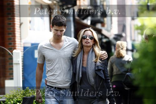 Amsterdam 14 mei 2009
Candy Dulfer met haar nieuwe vriend op de cornelis schuytstraat. ze gingen oa naar de apotheek.
Peter Smulders bv