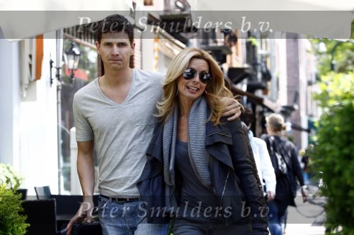 Amsterdam 14 mei 2009
Candy Dulfer met haar nieuwe vriend op de cornelis schuytstraat. ze gingen oa naar de apotheek.
Peter Smulders bv